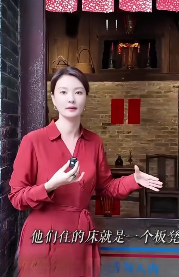 刘芳菲探访孙中山故居，一袭红色长袖连衣裙，端庄貌美知性又优雅