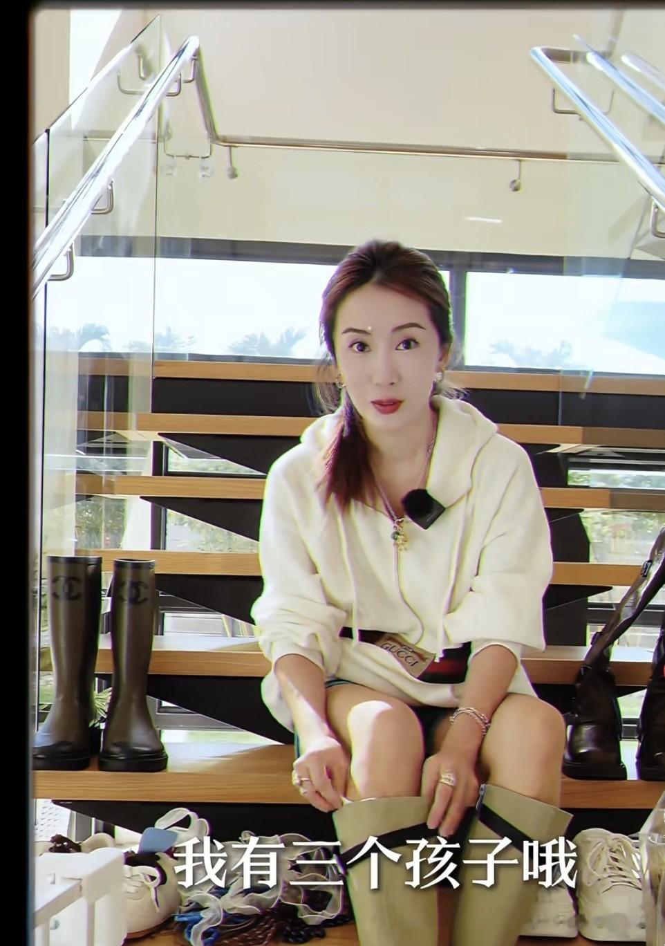 40+李念穿超短逛街，生三娃还被搭讪问有没有男朋友！这少女感绝