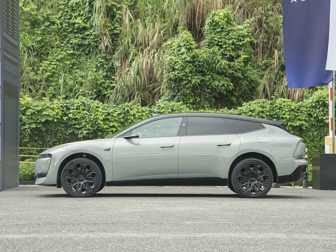 奥迪纯电猎装轿跑不足24万起,轴距近3米配激光雷达,续航超770Km