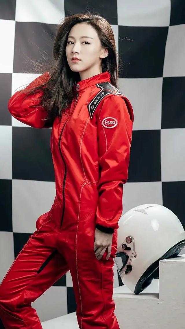 32岁王敏奕惊艳造型，肉感身材被夸人间水蜜桃