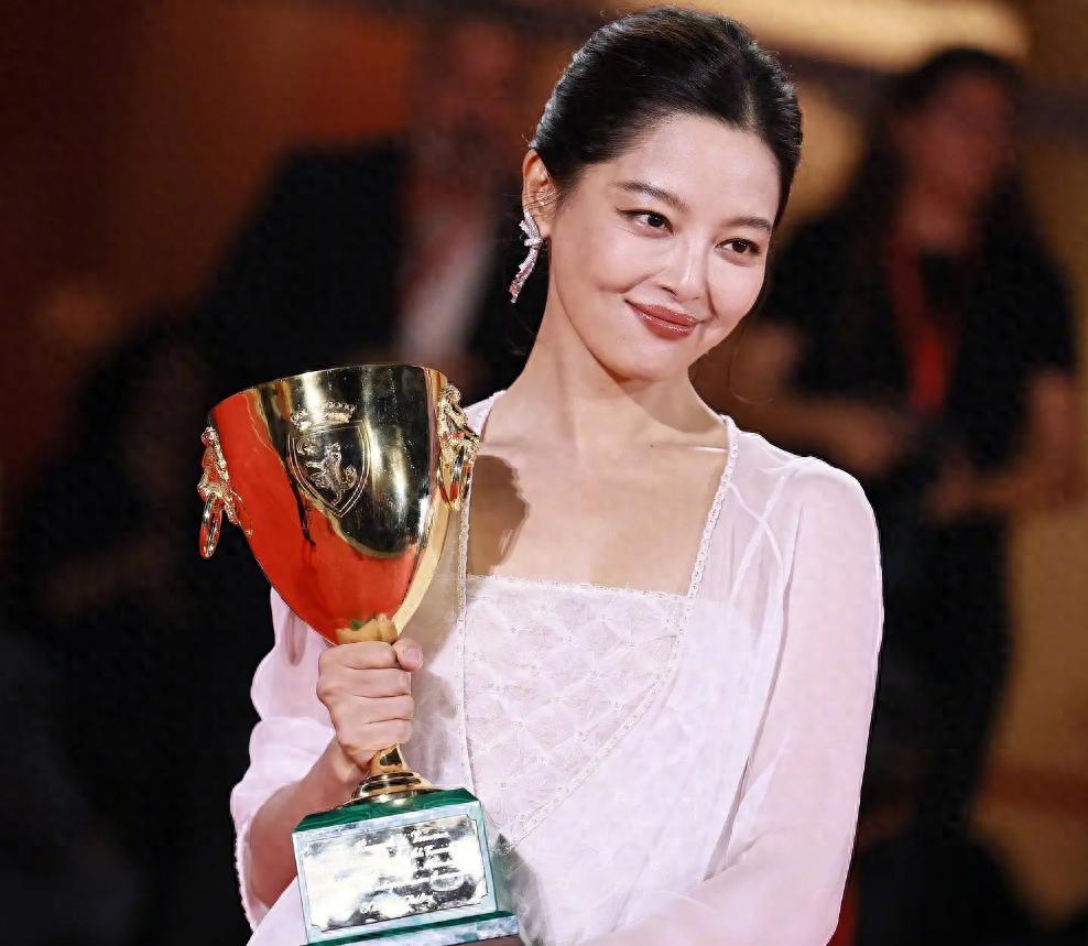 狂妄自大,德不配位?辛芷蕾拿国际影后仅1天,恶心的一幕出现了