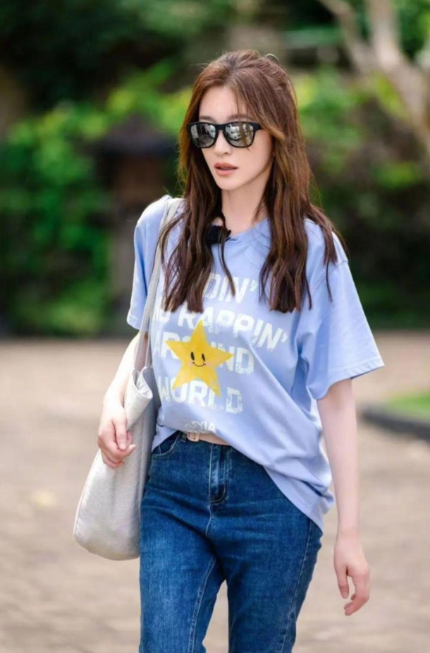 李小冉晒与何炅谢娜聚会合照庆生！