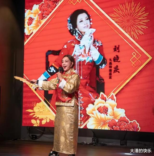 74岁刘晓庆美国聚餐,大方让朋友曝光素颜照,老态尽显却更真实了