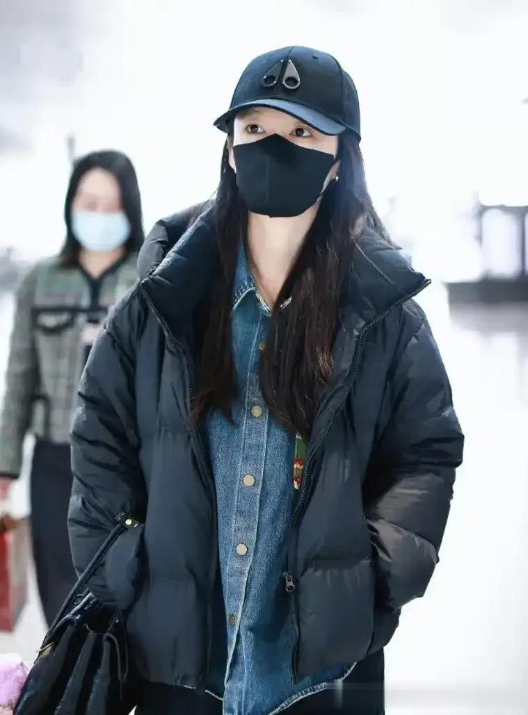 看了李沁的机场穿搭,我发现“黑色羽绒服+牛仔衬衫”经典耐看!
