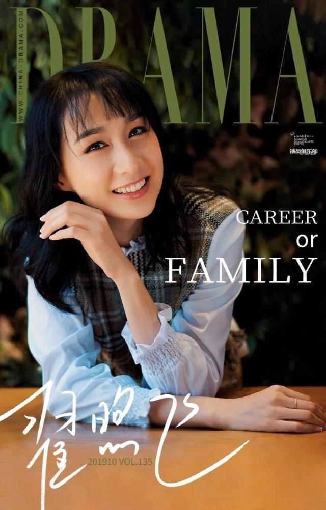 雷佳音一家四口五一度假，老婆看起来像少女，13岁女儿露脸像妈妈