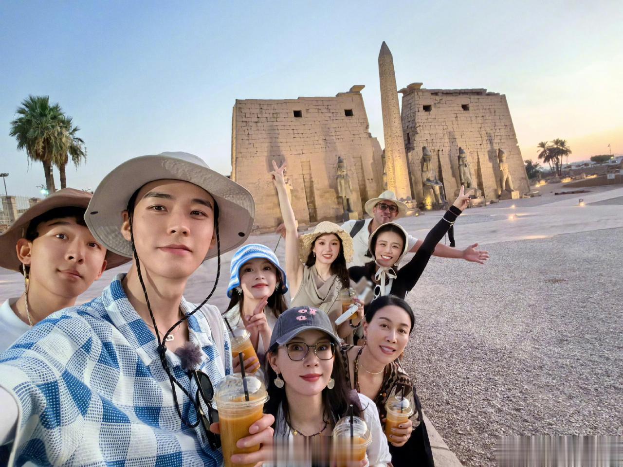 35岁李沁晒照庆生！对着蛋糕许愿灵动搞怪，综艺戏约不断红气养人