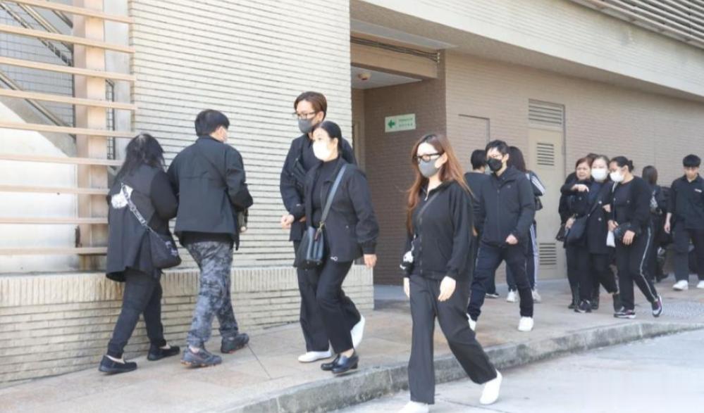 马国明父亲出殡:汤洛雯灵堂上的一个动作,撕开豪门遮羞布