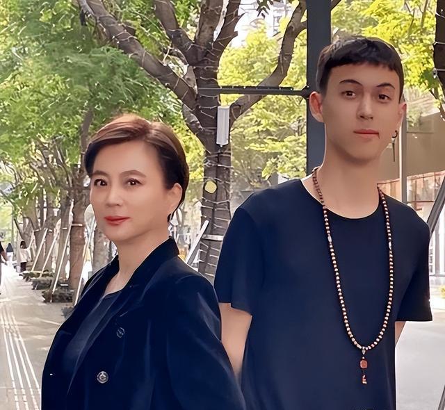 分居 18 年却坚称没离婚!62 岁的李玲玉容颜不再,混血儿子颜值逆天