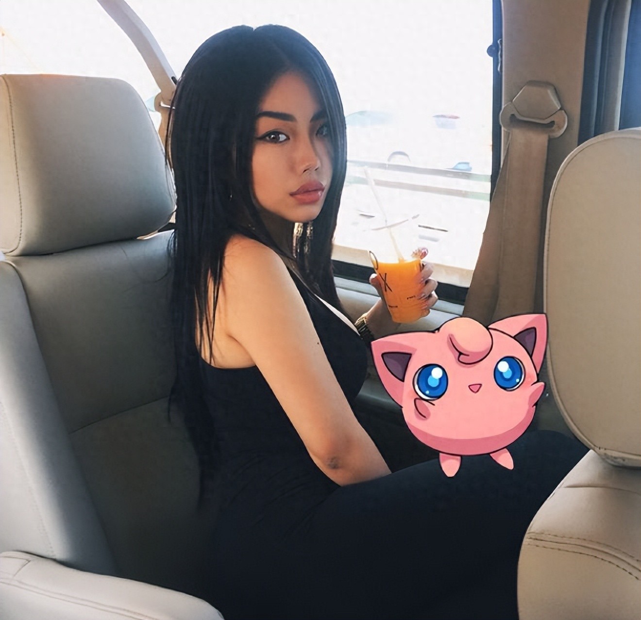 31岁万妮达参加婚礼！穿红裙大秀好身材，黑人男友打扮土气还显老