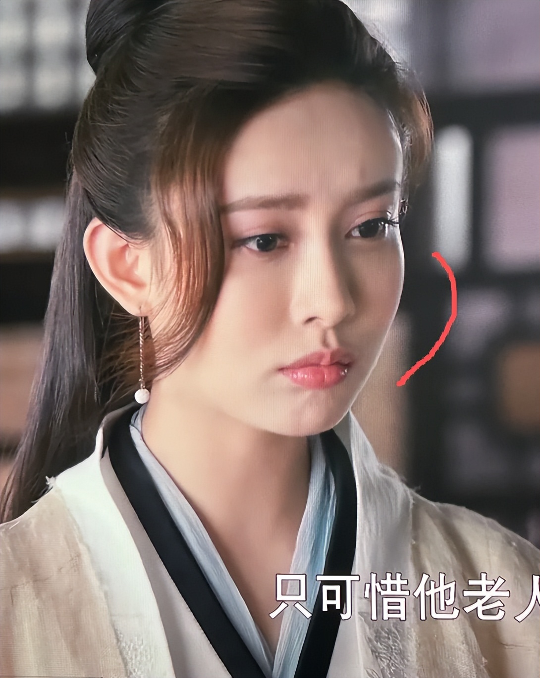 佟丽娅的头重脚轻，祝绪丹的骨盆前倾，暴露出明星太瘦的尴尬！