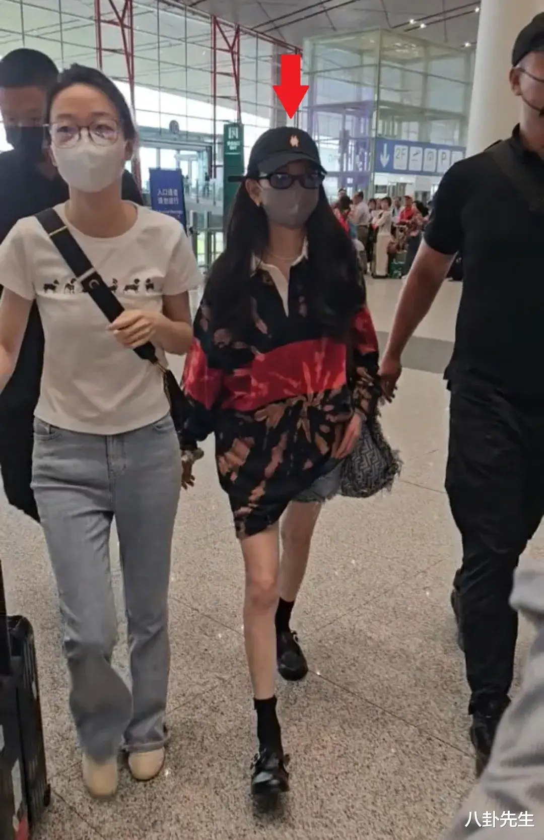 女星怎么越卷越瘦了?孟子义古力娜扎手臂好细,宋祖儿筷子腿瞩目