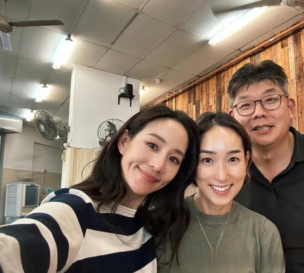 43岁张钧甯和闺蜜到新加坡旅游，素颜也好漂亮，女明星都好自律啊