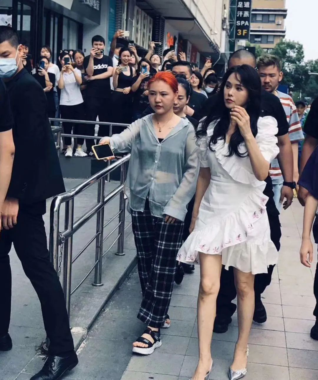 看了伊能静的最新状态，我悟了：穿搭简约时尚，会保养，果然年轻