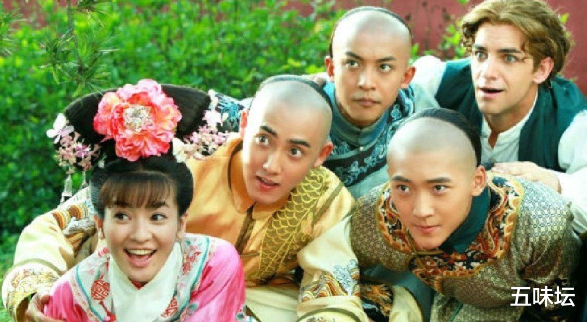 女星李晟录制节目时岔腿坐姿引讨论,医生称放松姿态有益健康