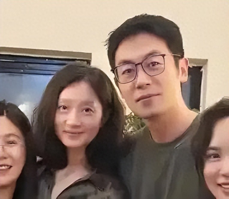 朱亚文全家内蒙旅游，俩女儿长腿逆天！沈佳妮素颜美过精修