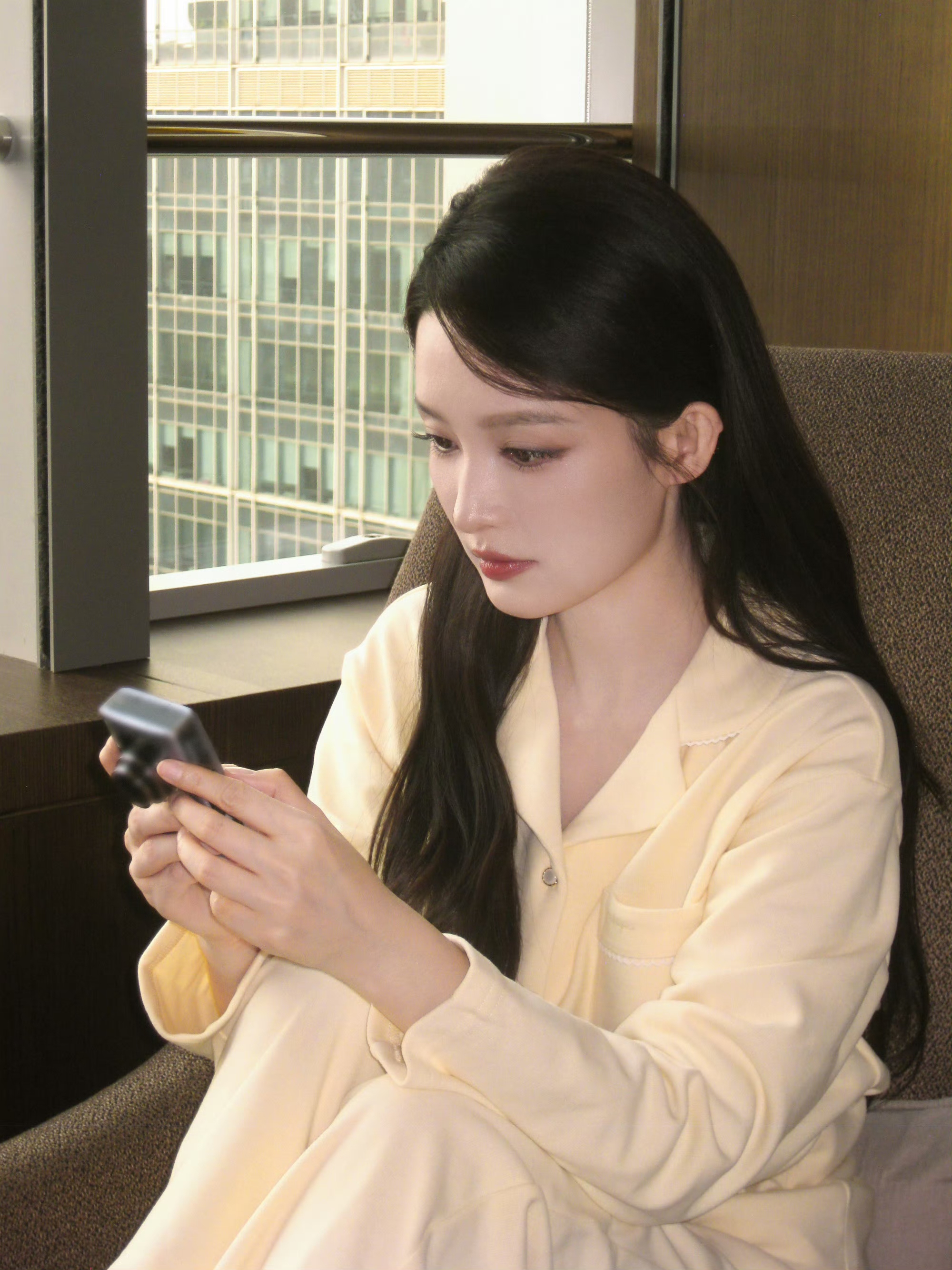 李沁的日常照也太会拍了吧！从浴袍到牛仔，每一套都美到心巴上