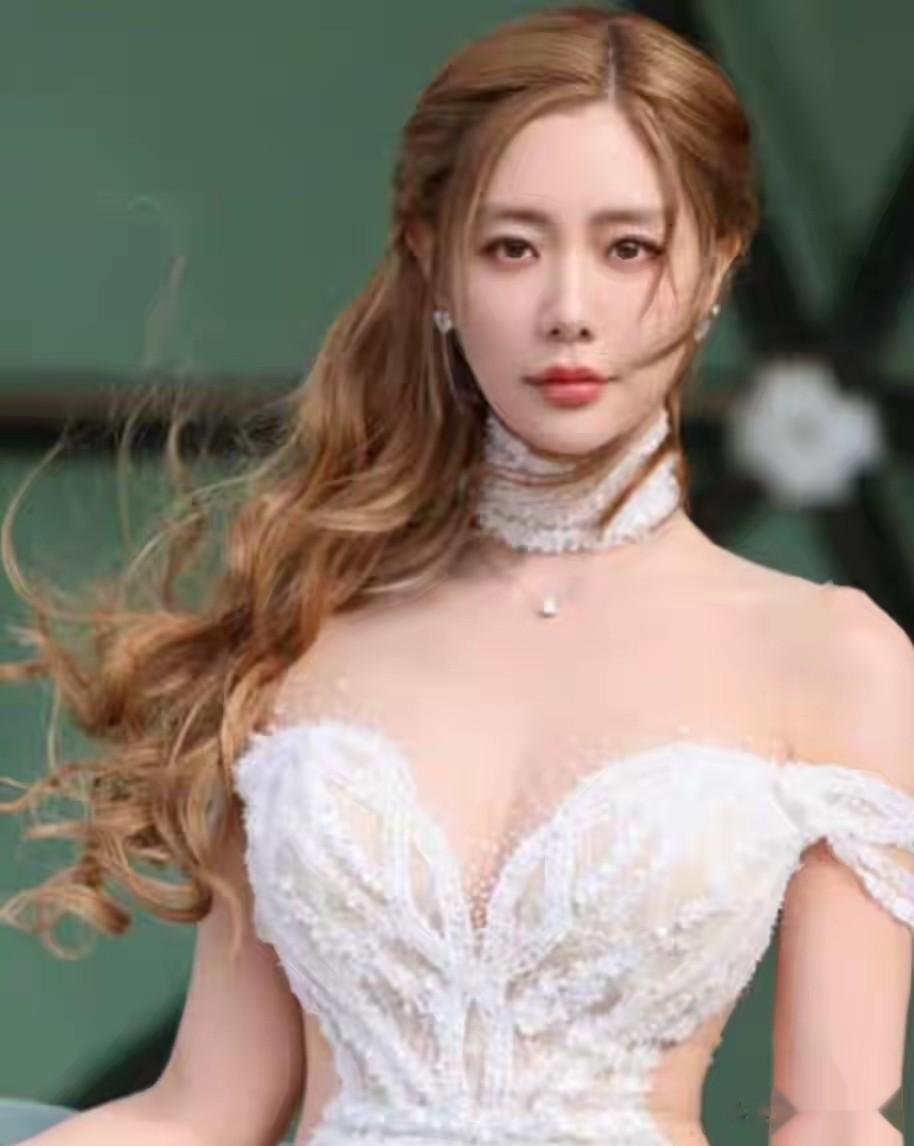 亚洲第一美女克拉拉离婚,前夫放着人间尤物不珍惜,背后真相曝光