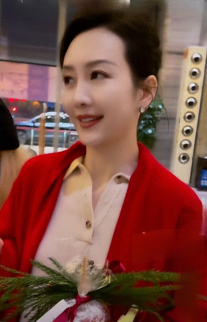 王鸥手持鲜花笑意温柔 红衣配牛仔裤尽显大气明艳之美，颜值超抗打