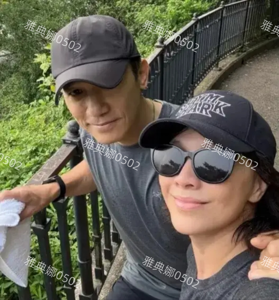 太平山顶偶遇梁朝伟， 他身边居然不是老婆刘嘉玲本人笑容十分迷人