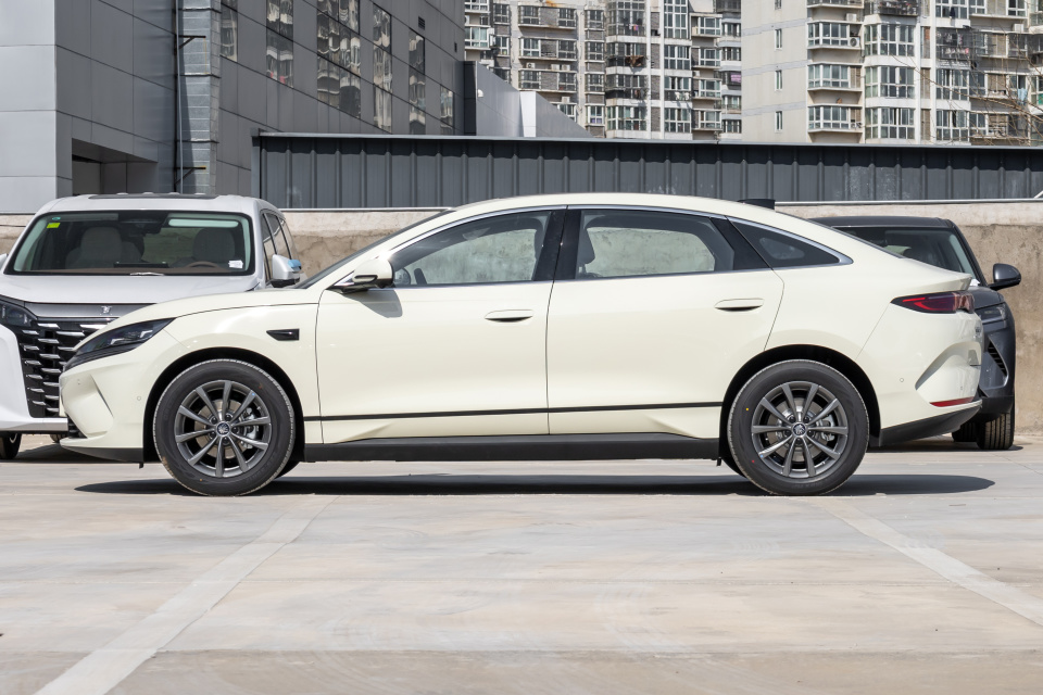 ?比亚迪“放大招”！“多巴胺”限定车衣，颜值不输小米SU7，仅售十万出头