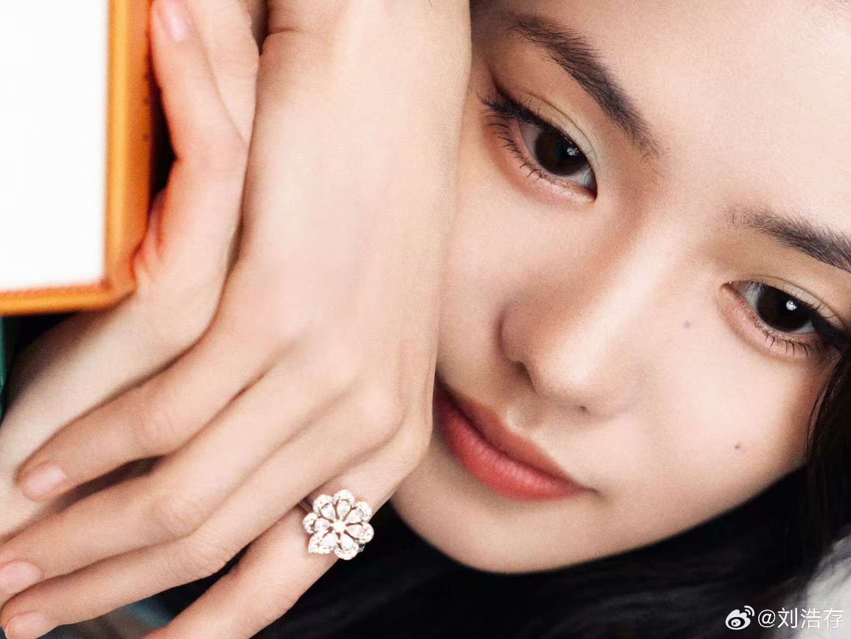 【花开蝴蝶，指尖托起一抹透明的梦】——刘浩存