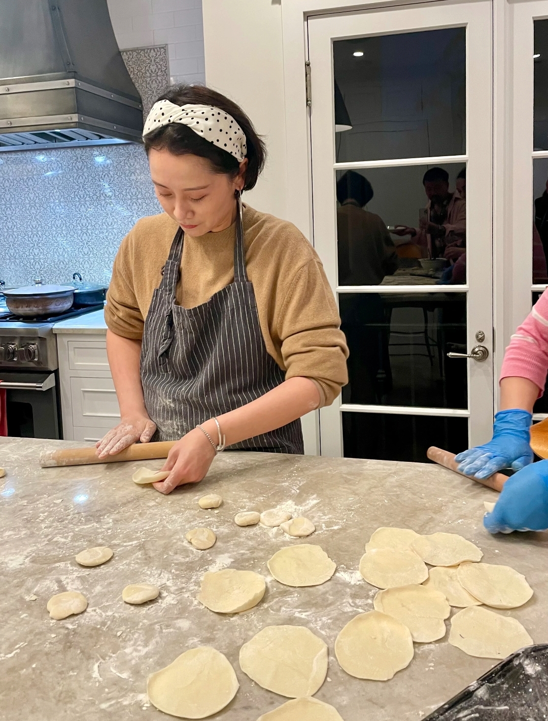 海清元旦在家请客包饺子，北京豪宅装修大气，她戴围裙熟练擀饺皮