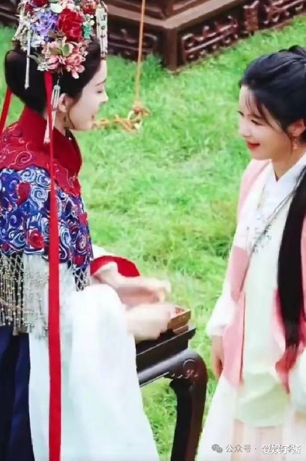 娜扎余茵片场贴贴杀疯了!最萌身高差甜到齁,于正狂赞:她值得我无限搭!