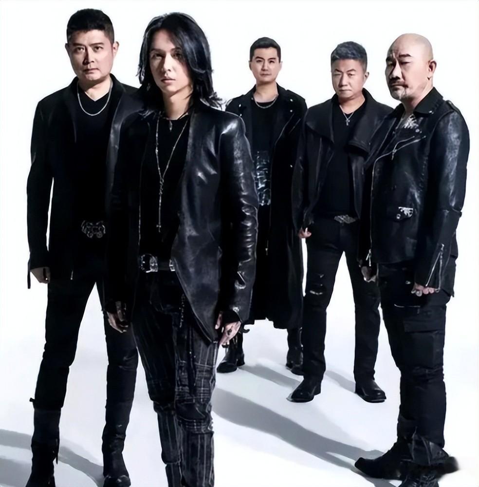 王菲女儿窦靖童，在街头被拍到和宋妍霏亲密举止，这是什么情况？