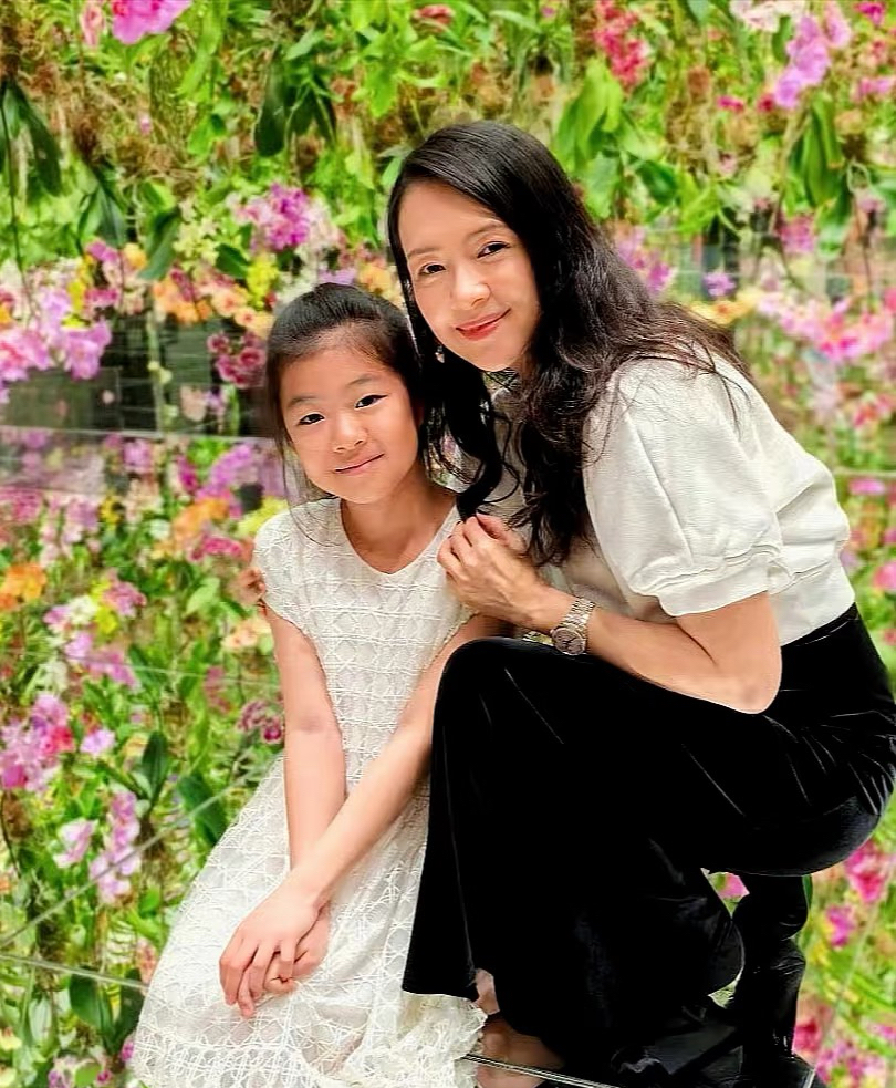 章子怡专心带俩娃玩！陪10岁女儿挑战飞拉达，汪峰陪森林北和继女