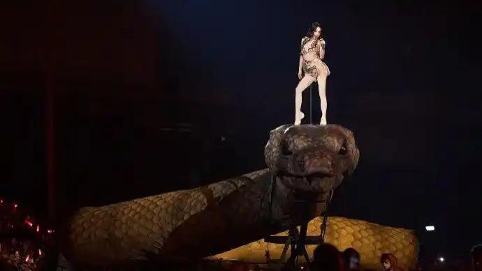 蔡依林演唱会被举报涉西方宗教元素，主办方硬刚博主，双方互不相让