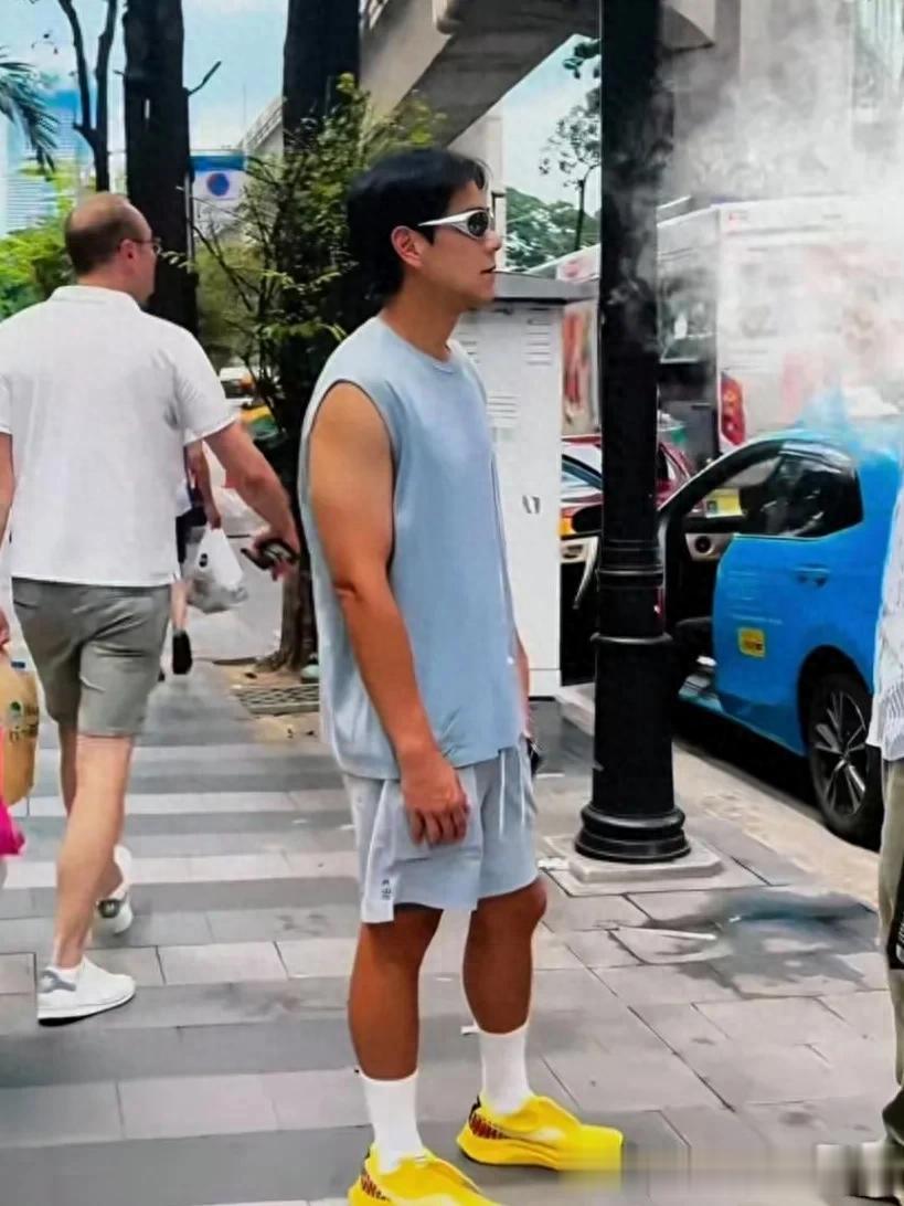 43岁彭于晏现身泰国曼谷街头散步，他穿着一身运动服，皮肤黝黑