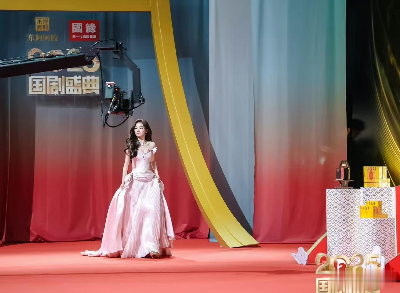 聚焦2025国剧盛典红毯：陈都灵素雅，张雨绮明艳，吴宣仪甜美