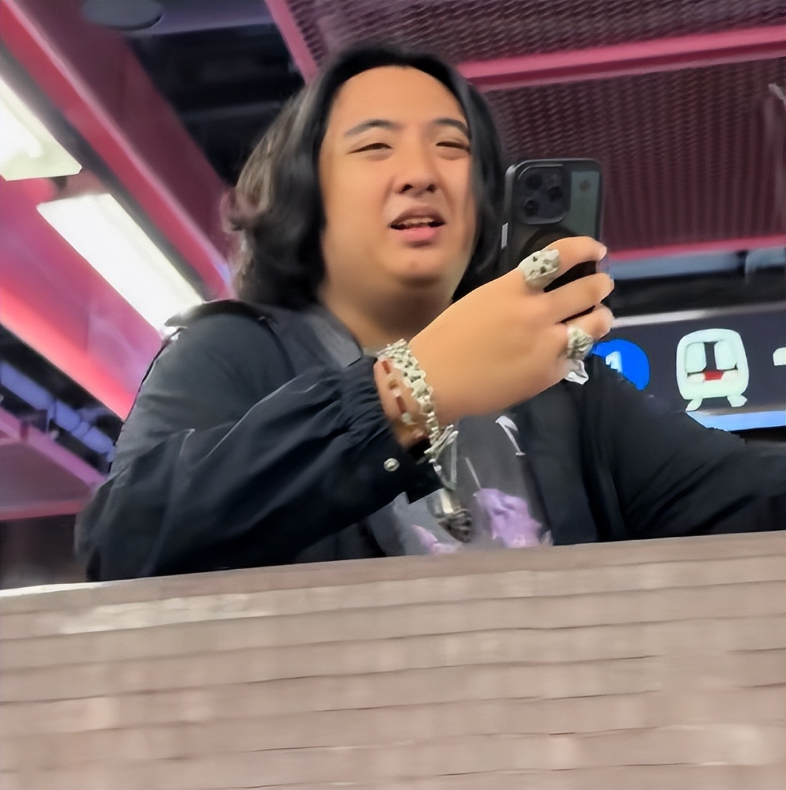 吴镇宇电影首映礼，老婆素颜褶多身材曼妙，费曼白眼不断表情怪异