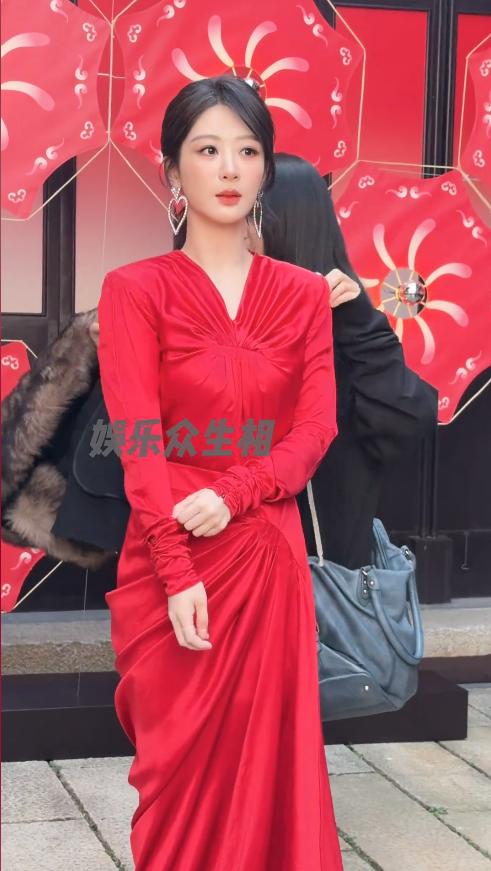杨紫穿红裙出席活动，法令纹明显粉感严重，网友：裹个床单就来了