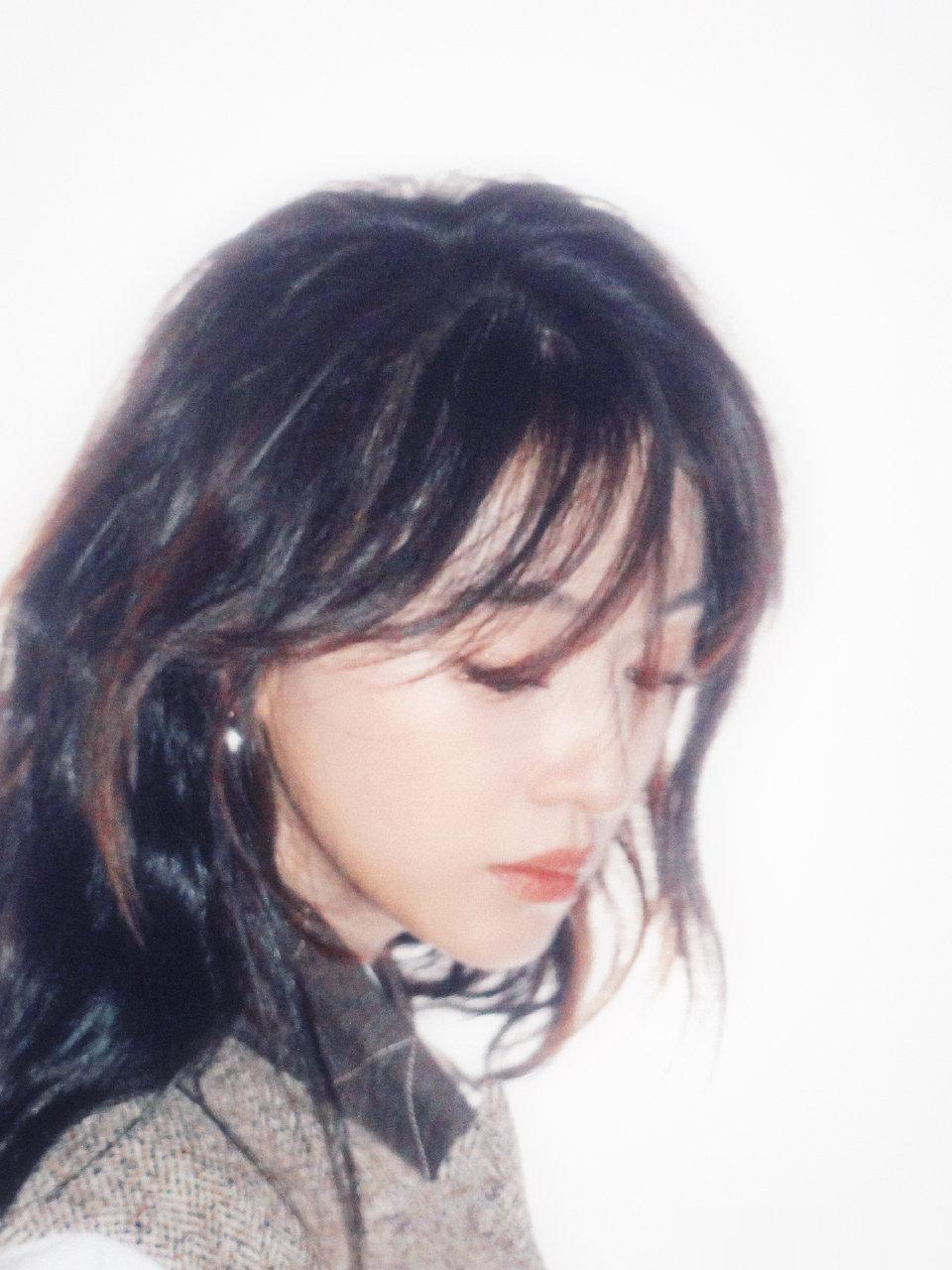 35岁吴谨言晒拍摄日常!生女后颜值高发量超多,偷吃小饼干好可爱