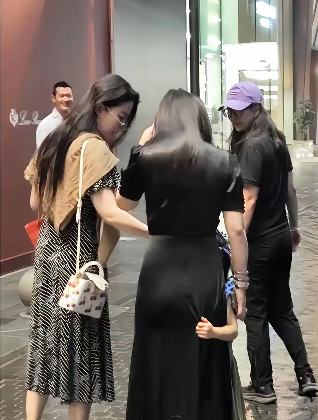 咋选!刘亦菲朱珠一家逛街,一颦一笑太有女人味,母爱泛滥宠孩子