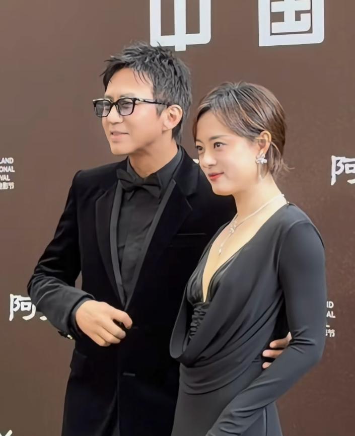 邓超携妻亮相电影首映礼！孙俪穿深V鱼尾裙肤白貌美，忍不住偷亲