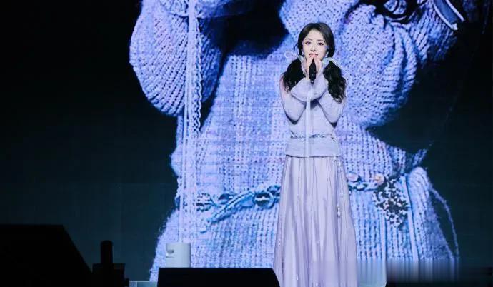 谭松韵比00后更显嫩！穿紫色针织衫+半身裙，减龄又高级！