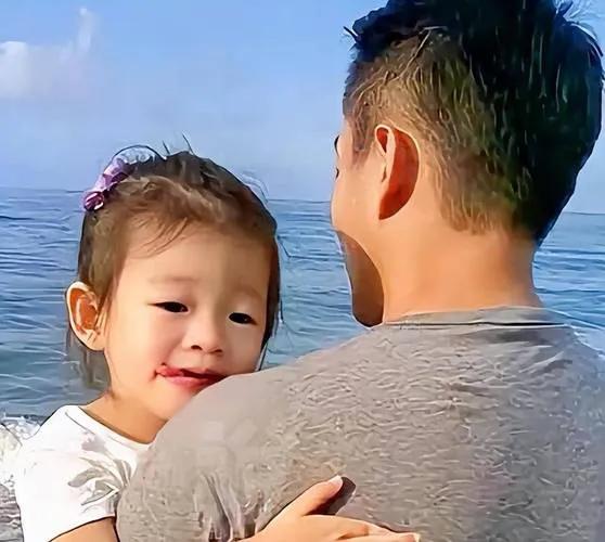 玥儿主动给汪小菲整理衣服,汪小菲亲自为玥儿牵马,父女互动有爱