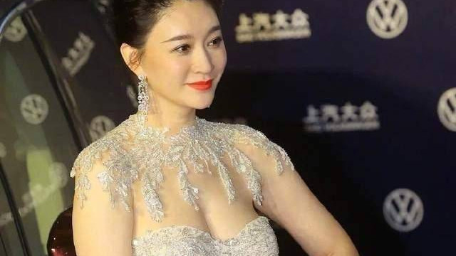 43岁李小冉白到发光！白晳肌肤自带磨皮柔光，堪称娱乐圈合照杀手