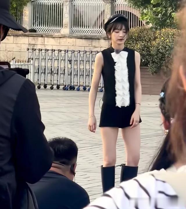 女子推理社拍摄被偶遇，戚薇张艺凡超瘦田曦薇脸小，女明星都好卷