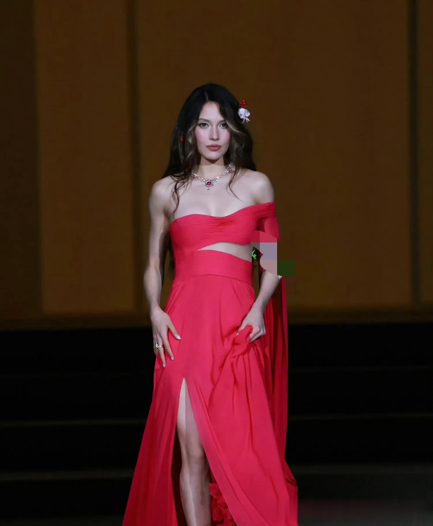 谷爱凌vogue时尚之力盛会走秀生图,眼睛看起来好大