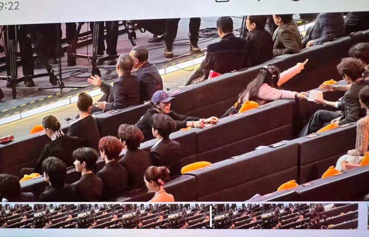 微博之夜明星组团罢工，杨幂成为众矢之的，工作室9个字讨说法