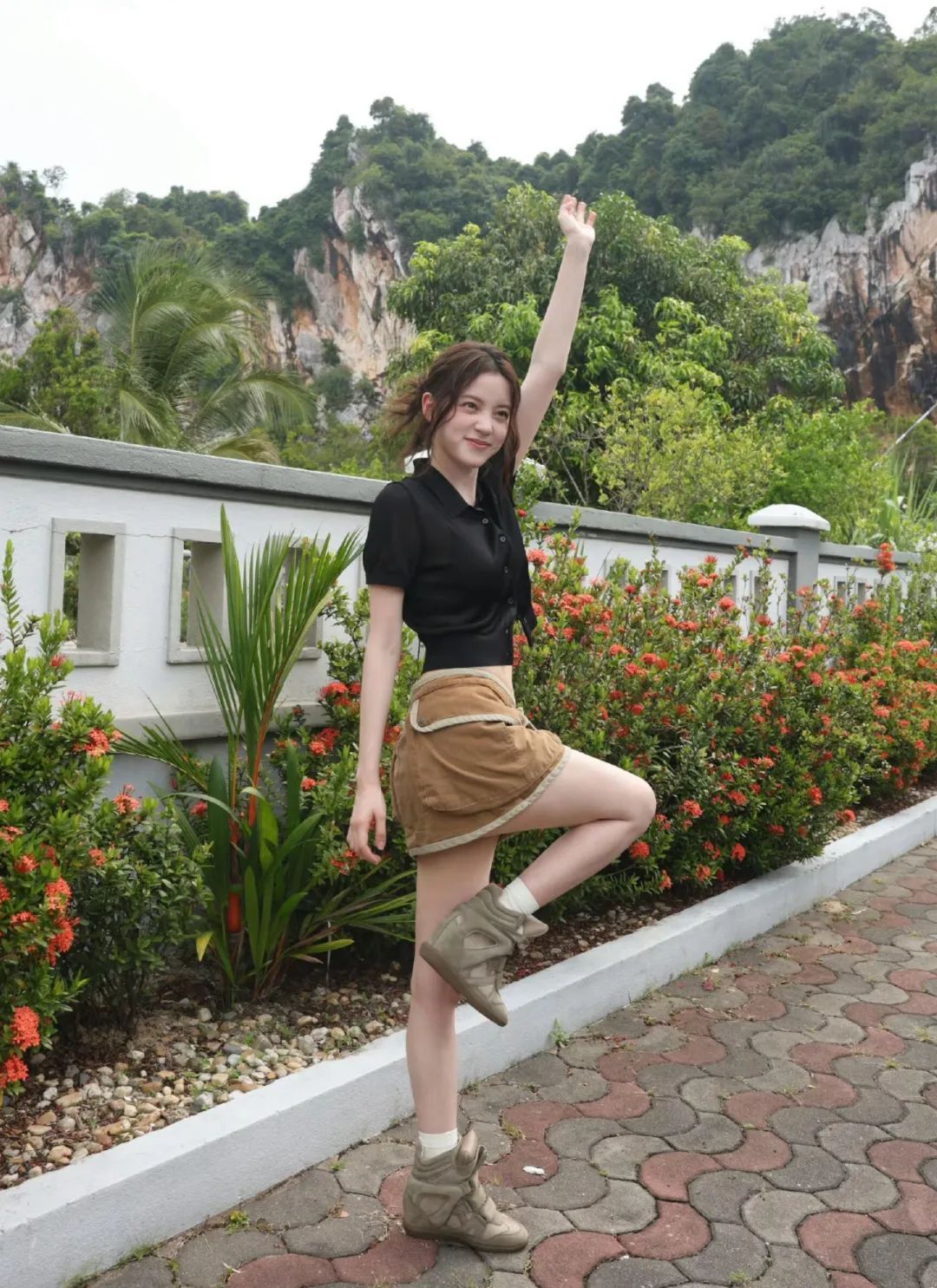 看了欧阳娜娜近30套穿搭！发现她审美是真好！基础款都穿的好洋气