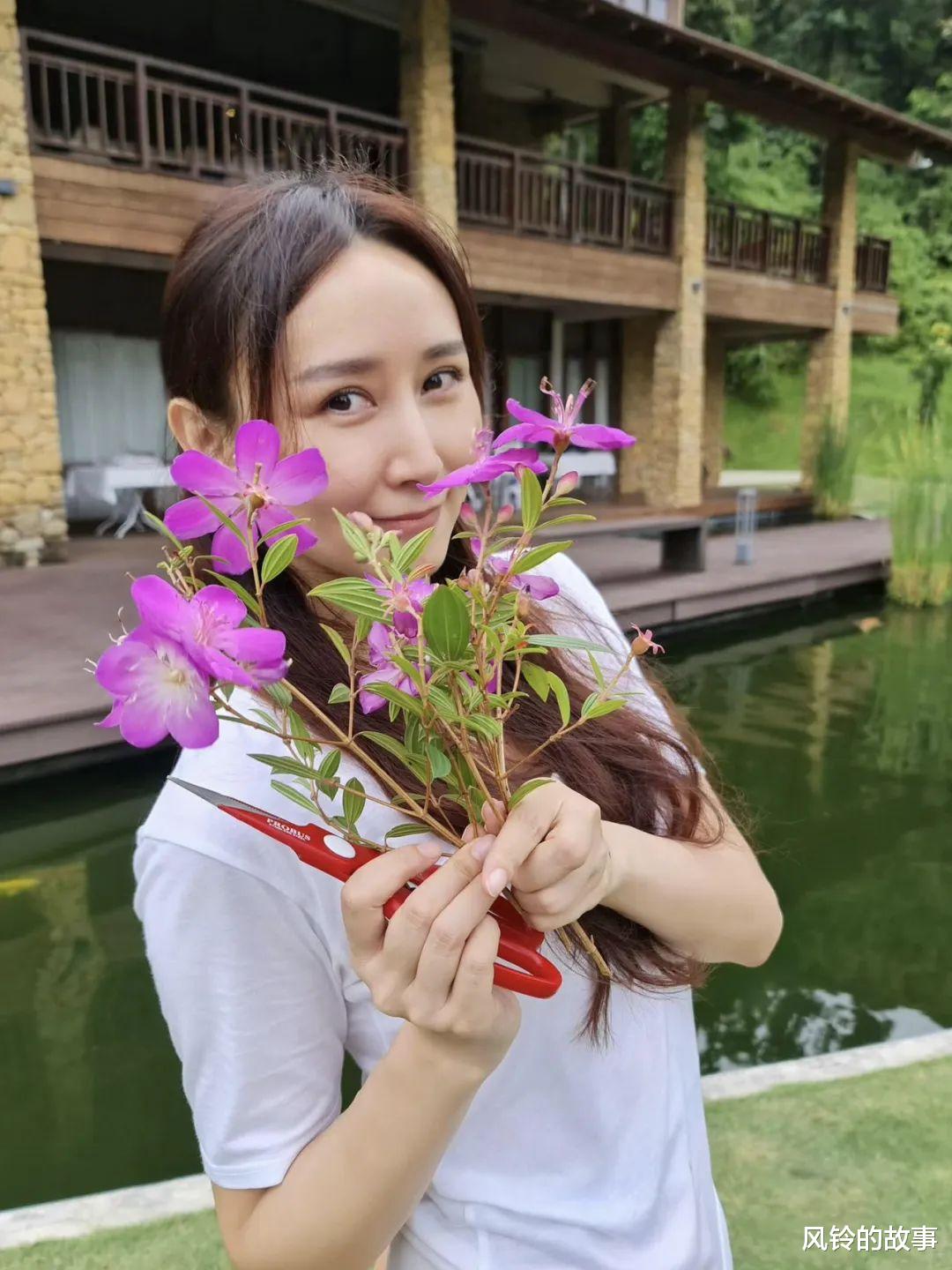 胡静马来西亚后院挖草药被拍！亿万豪宅除了泳池竟藏着这些玩意儿？