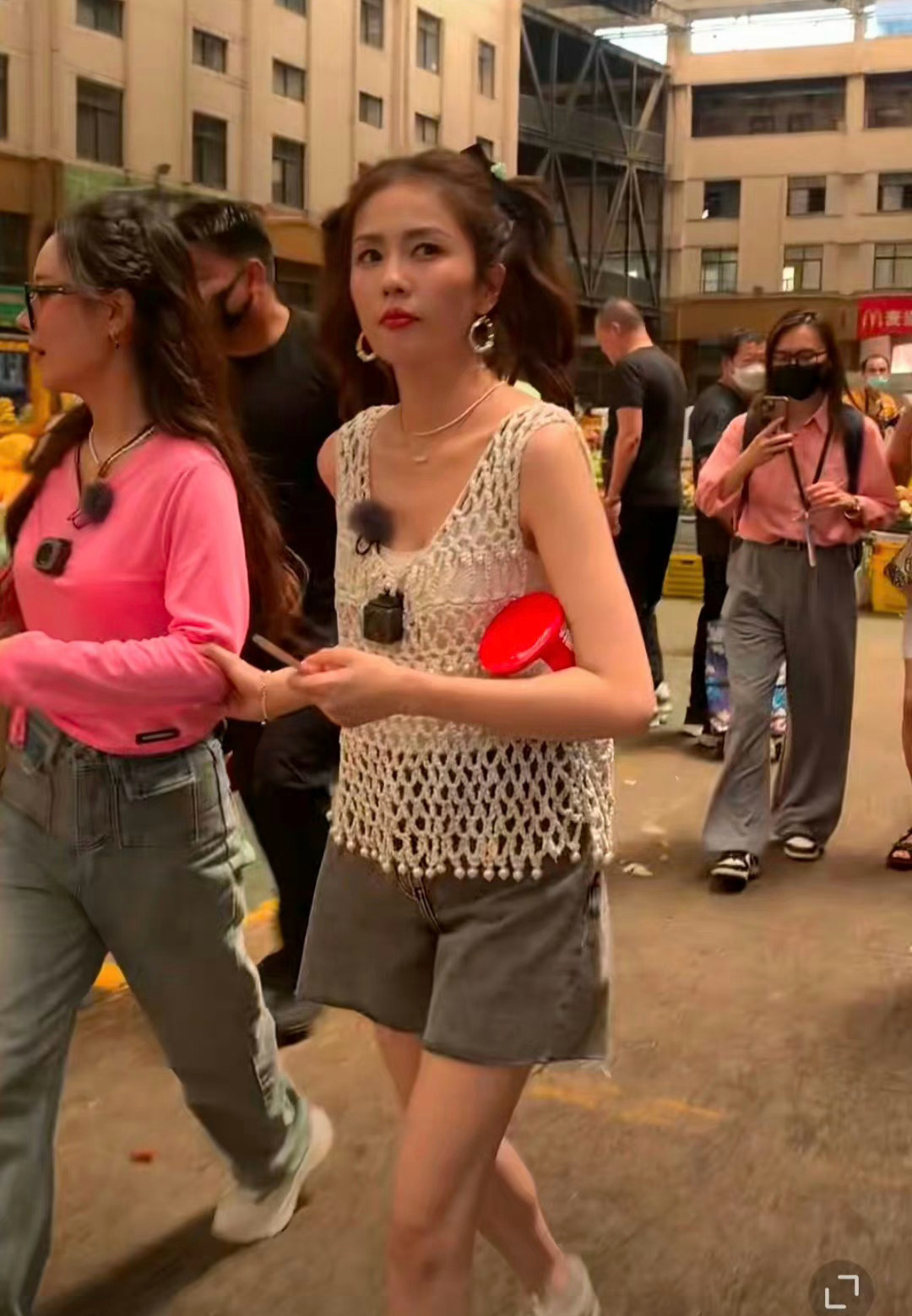 没想到，12月刚开始，白鹿就以“这种方式”给整个娱乐圈上了一课