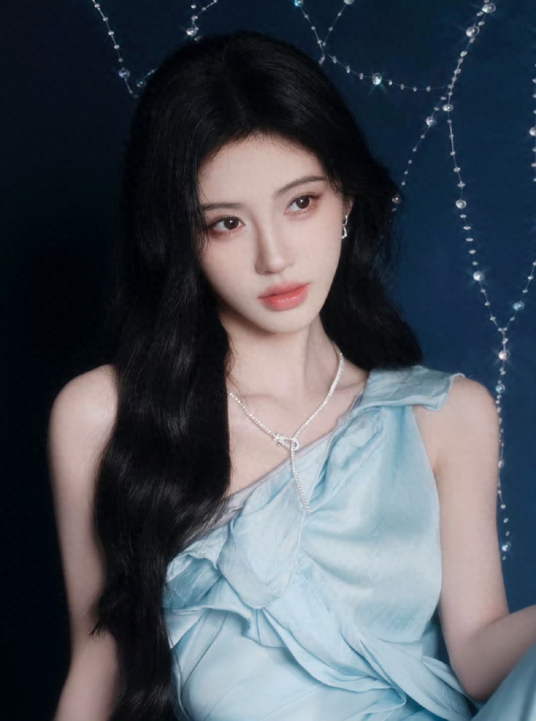 炸穿热搜！鞠婧祎全球首戴未发布顶奢高珠，演绎行走的冰川星河
