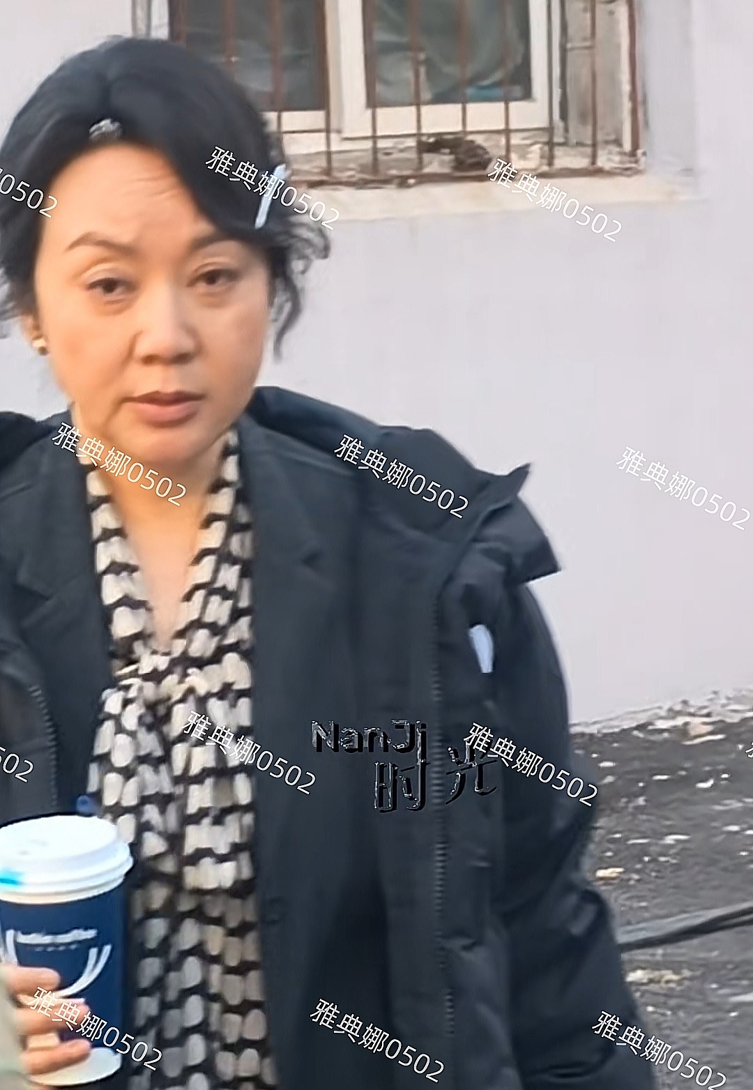 天啊这居然是闫妮第一眼看成倪萍了, 离开美颜滤镜本人一点不年轻
