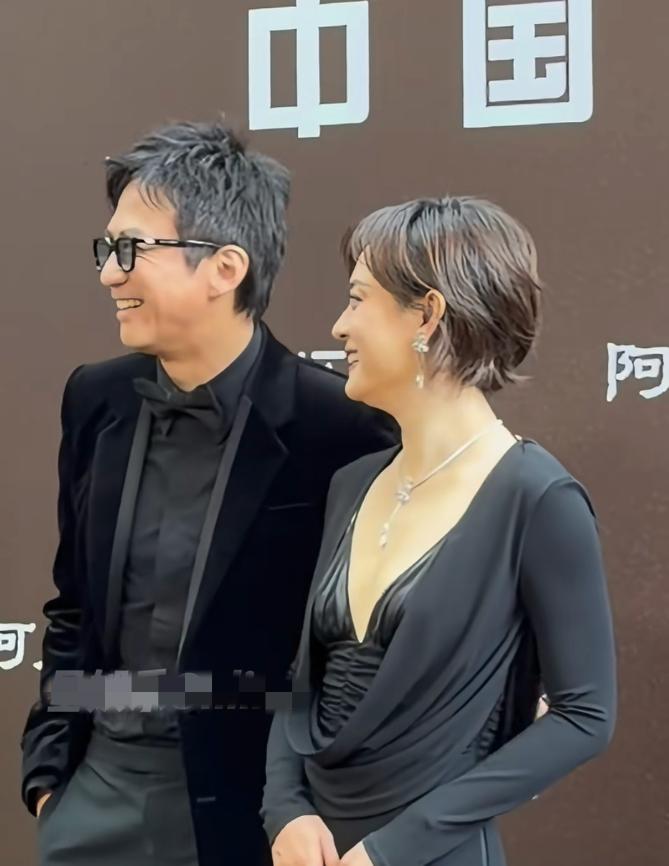 邓超携妻亮相电影首映礼！孙俪穿深V鱼尾裙肤白貌美，忍不住偷亲