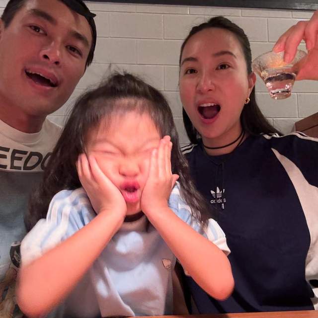 杨祐宁官宣第三胎出生，两人温柔抚摸宝宝，四口之家变五口了